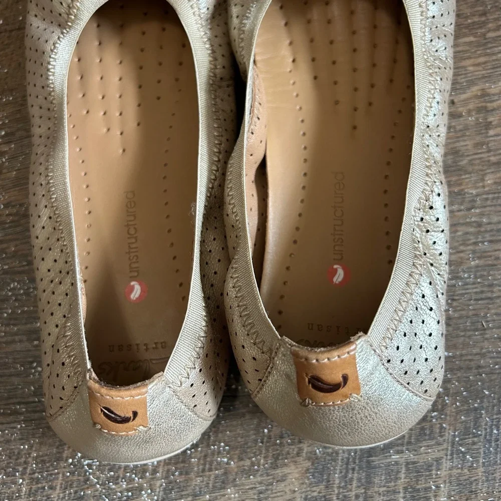 Clarks Artisan Unstructured Metallic Champagne Perforated Ballet Flats 9W